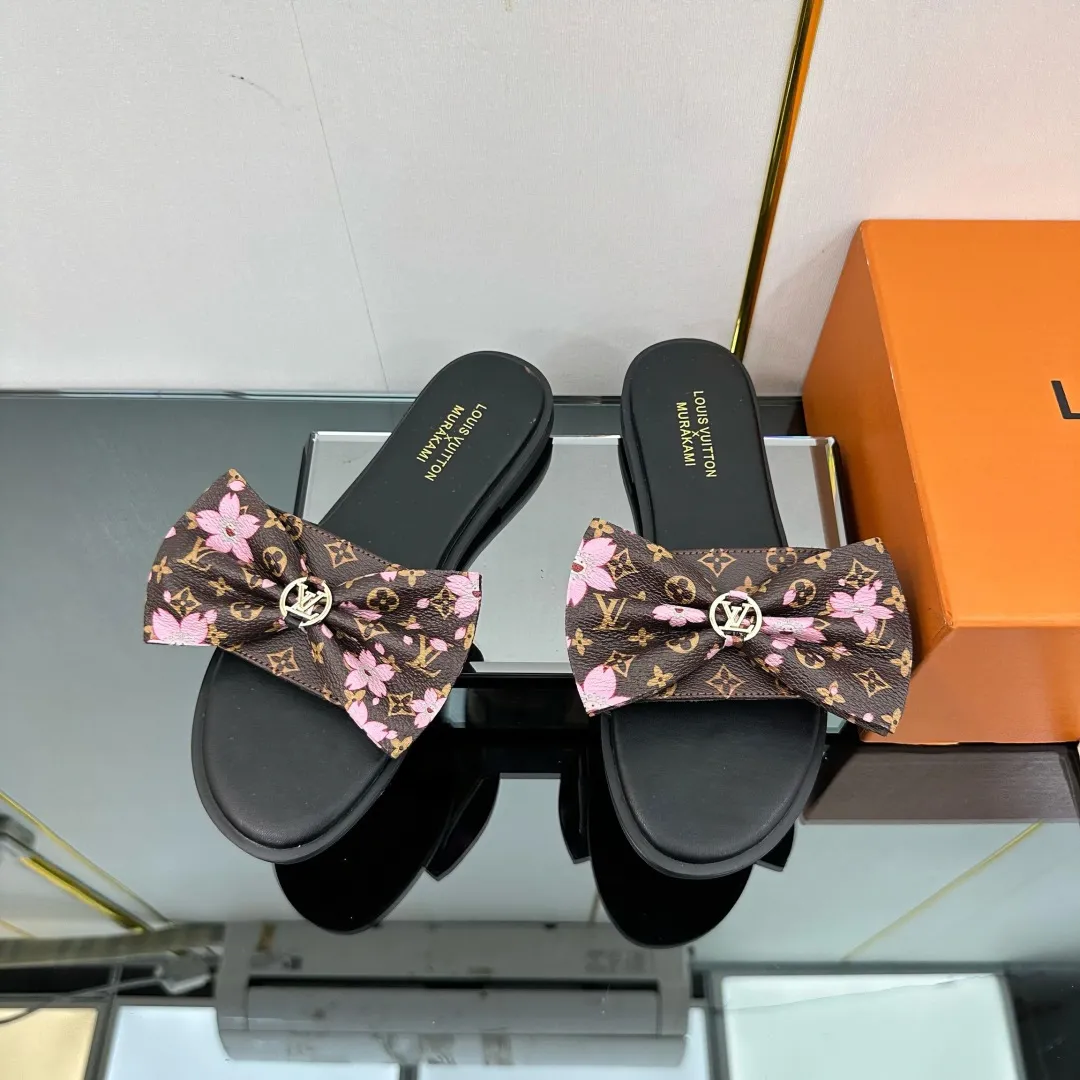 👟👟Ex-factory price 280👟👟 (available all year round) ❥V’s latest popular special material lock it series lock mop, super heavy industry launches! The golden lock on the toe is engraved with the LV letters logo 🔸Number of sizes 34-42) Welcome new and old customers to place orders in the picture above.